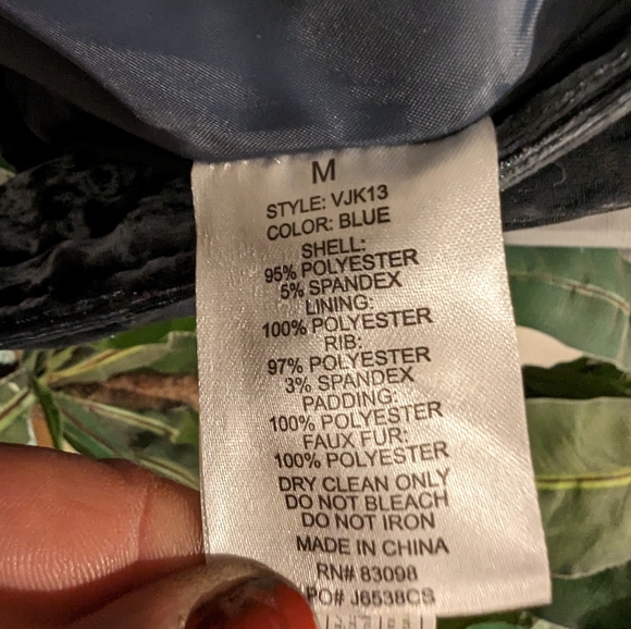 Ladies adorable Ci Sono velvet jacket. - Picture 5 of 6